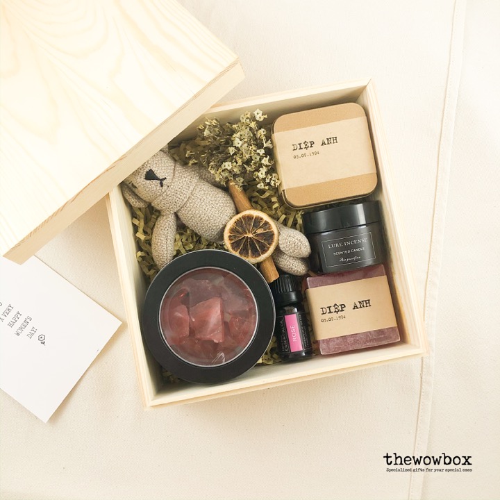 [Quà tặng bạn nữ] THE ROSE BOX - Tinh dầu HH, xà bông HH, nến thơm HH, trà HH