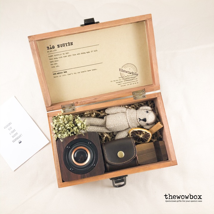 [Quà tặng bạn nam] THE MUSIC BOX – Loa Bluetooth, giá đt, túi đựng phụ kiện da thật