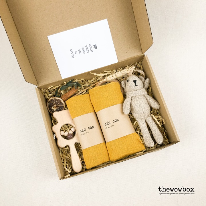 [Quà tặng bé] THE ORANGE BOX – Bộ khăn yếm tam giác, khăn vuông đa năng và xúc xắc gỗ