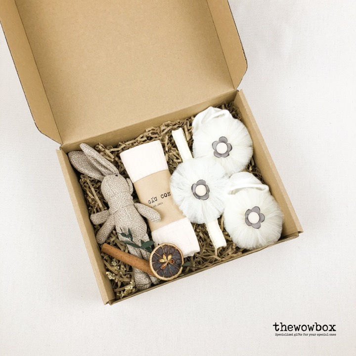 [Quà tặng bé gái] THE FLORAL BOX – Khăn yếm tam giác, băng đô và tất đính hoa